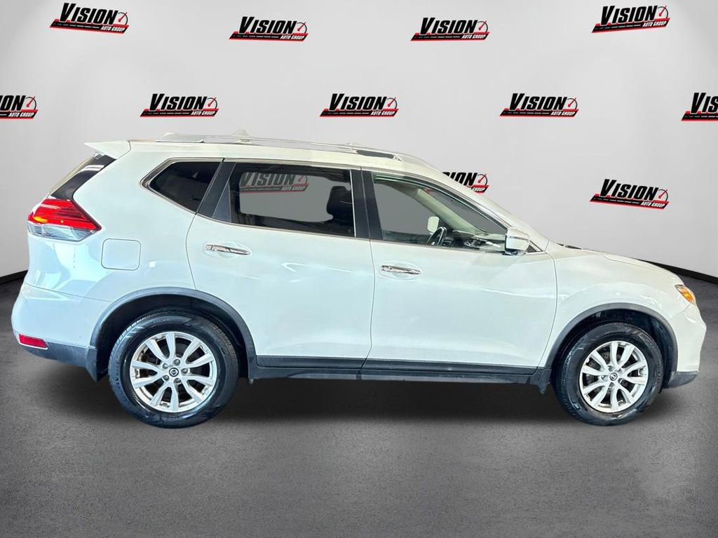 Used 2017 Nissan Rogue SV w/ SV Premium Package image 4