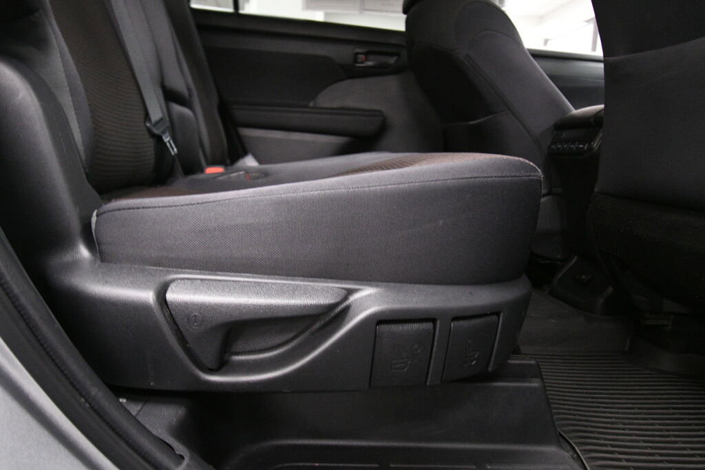 Used 2023 Toyota Highlander L FWD image 25