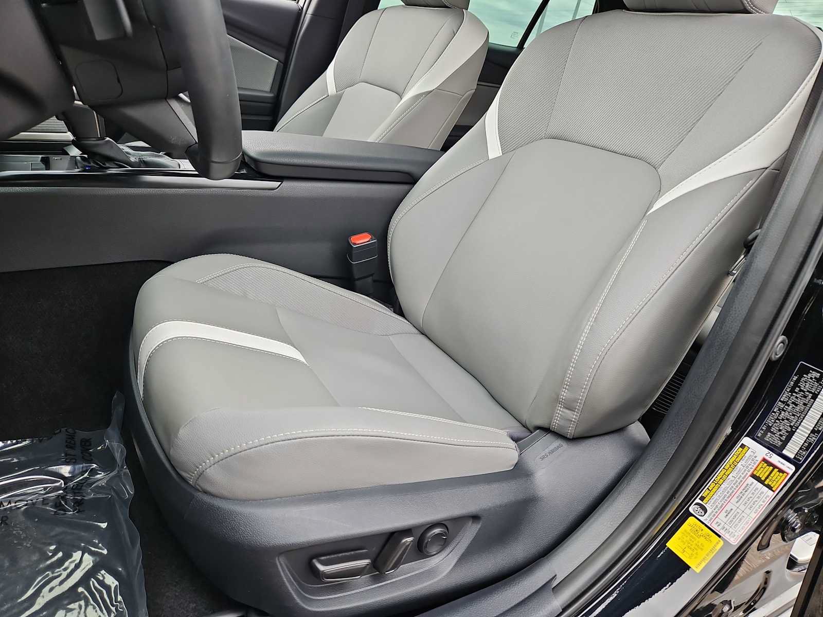 Used 2025 Toyota Camry SE w/ Convenience Package FWD image 16