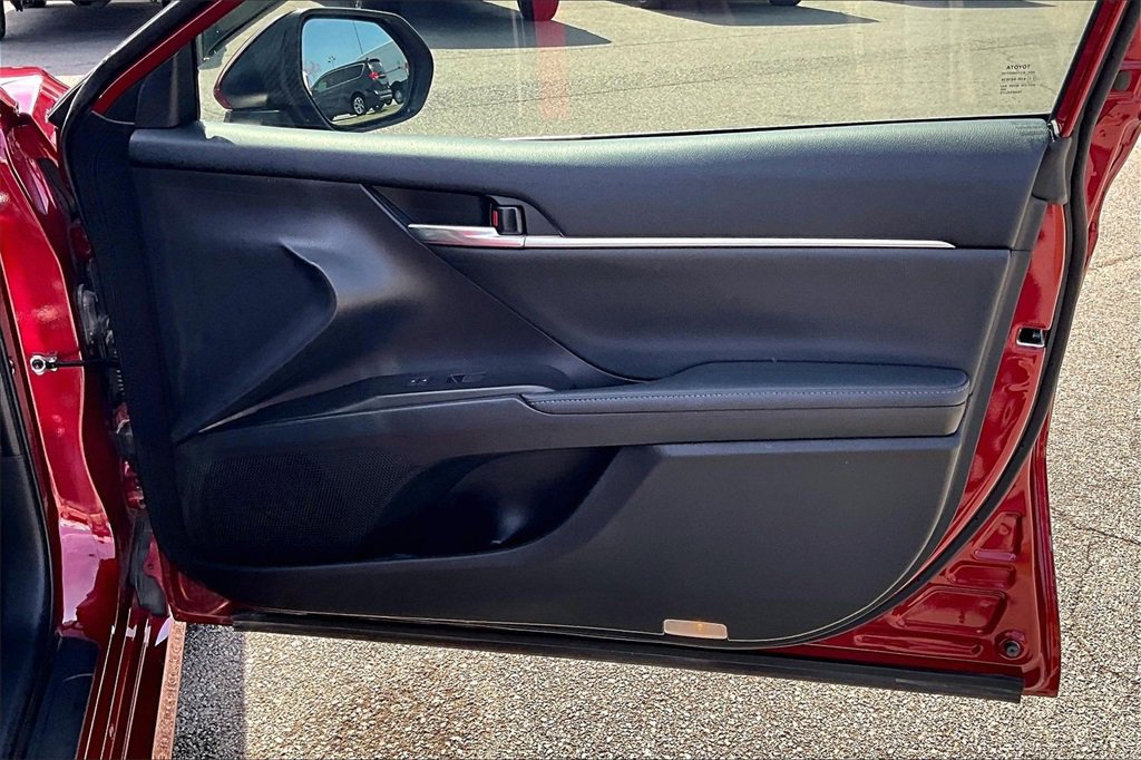 Used 2022 Toyota Camry XLE w/ Navigation Upgrade Package image 21