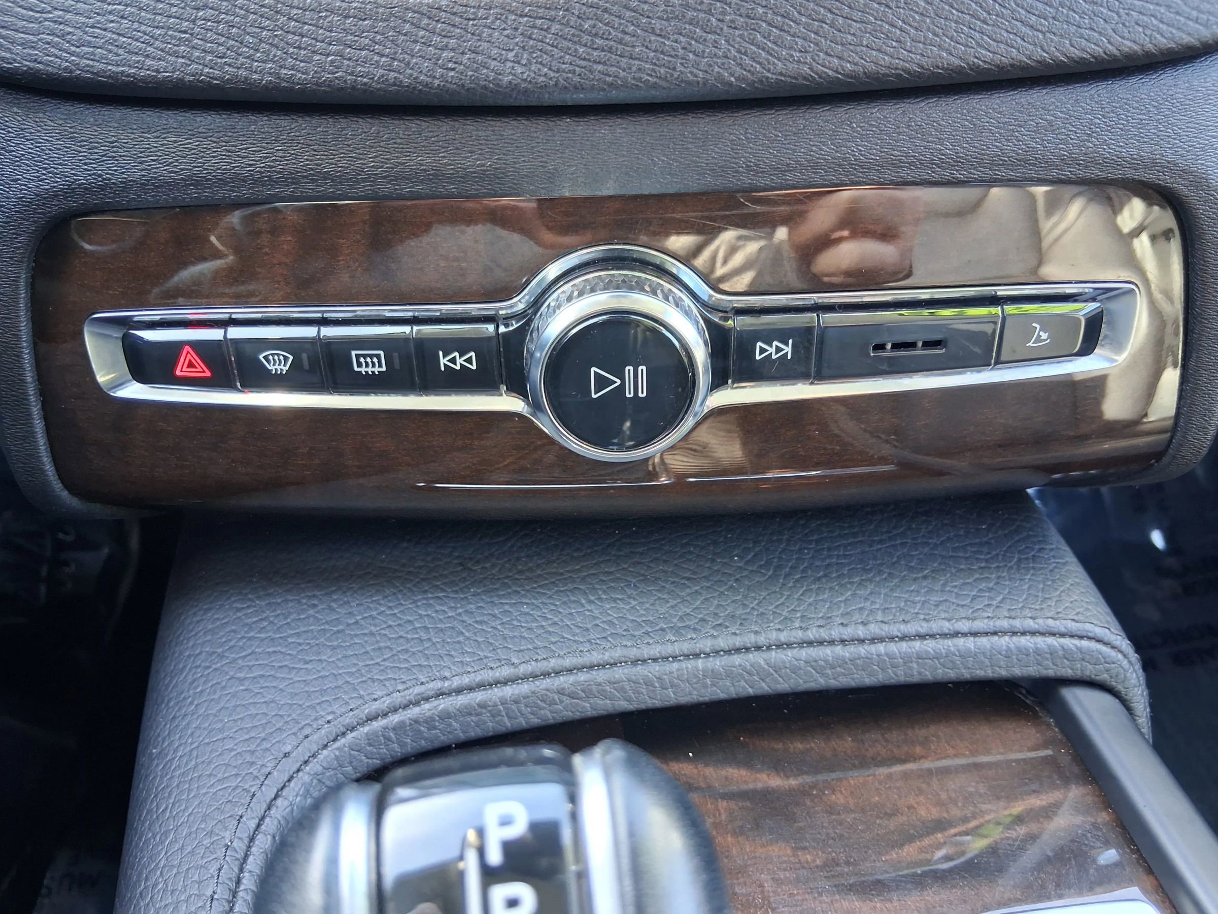 Used 2016 Volvo XC90 T6 Momentum w/ Momentum Plus Package image 24