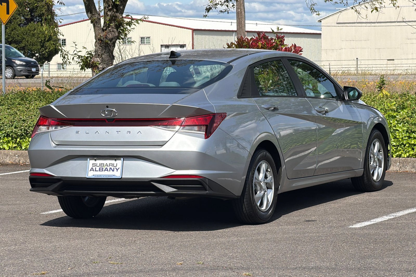 Used 2021 Hyundai Elantra SE FWD image 4