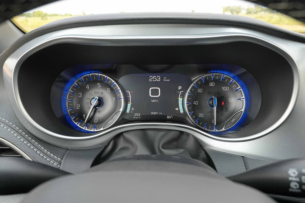 Used 2025 Chrysler Pacifica Limited FWD image 35
