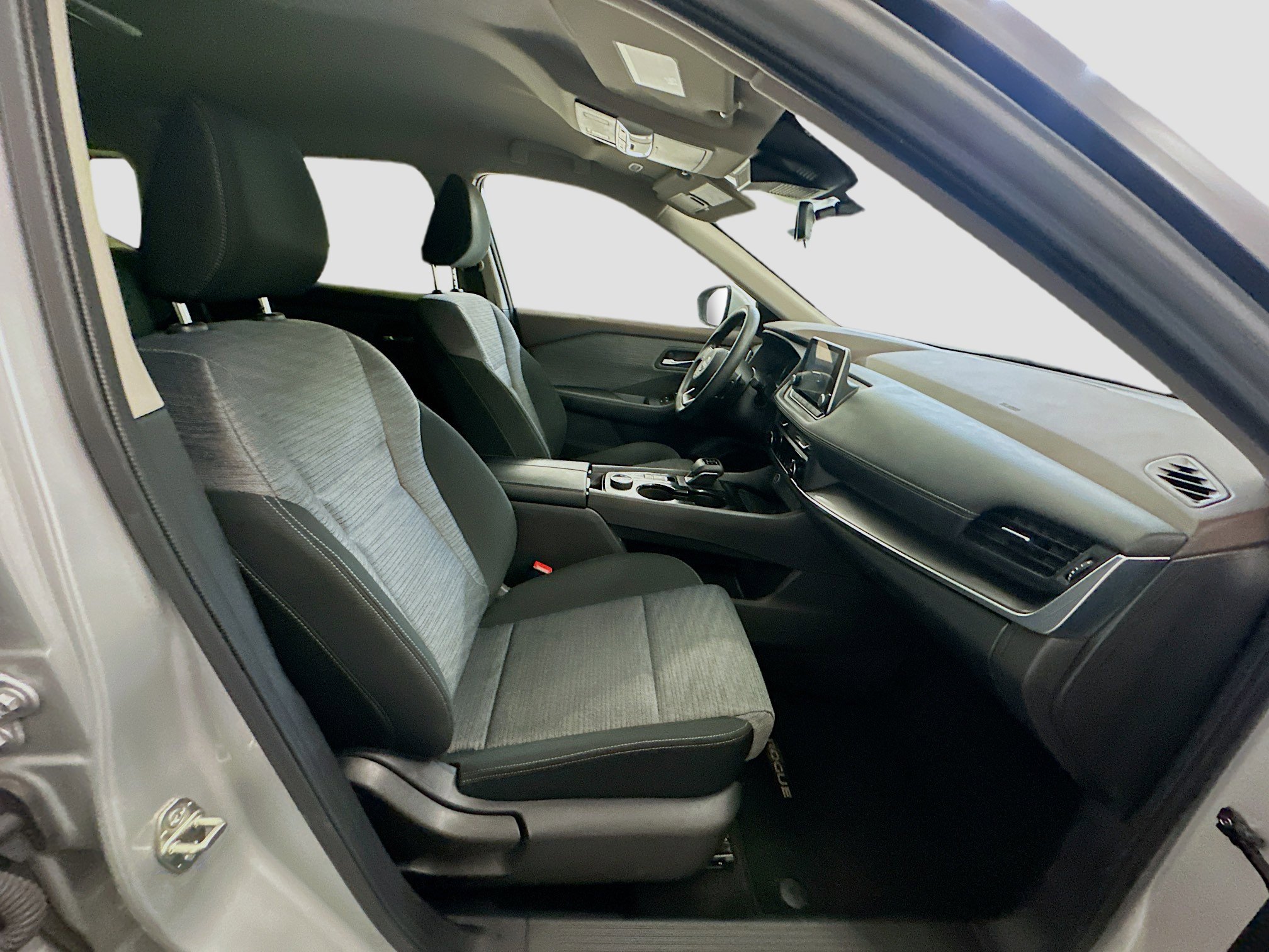 Used 2023 Nissan Rogue SV image 31