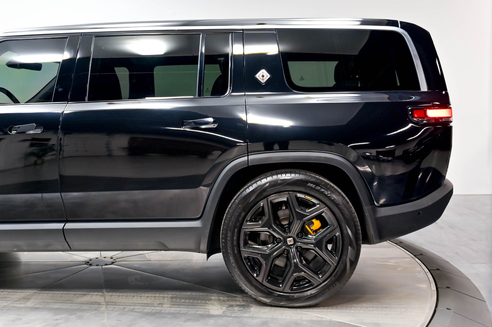 Used 2023 Rivian R1S Adventure AWD/4WD image 43