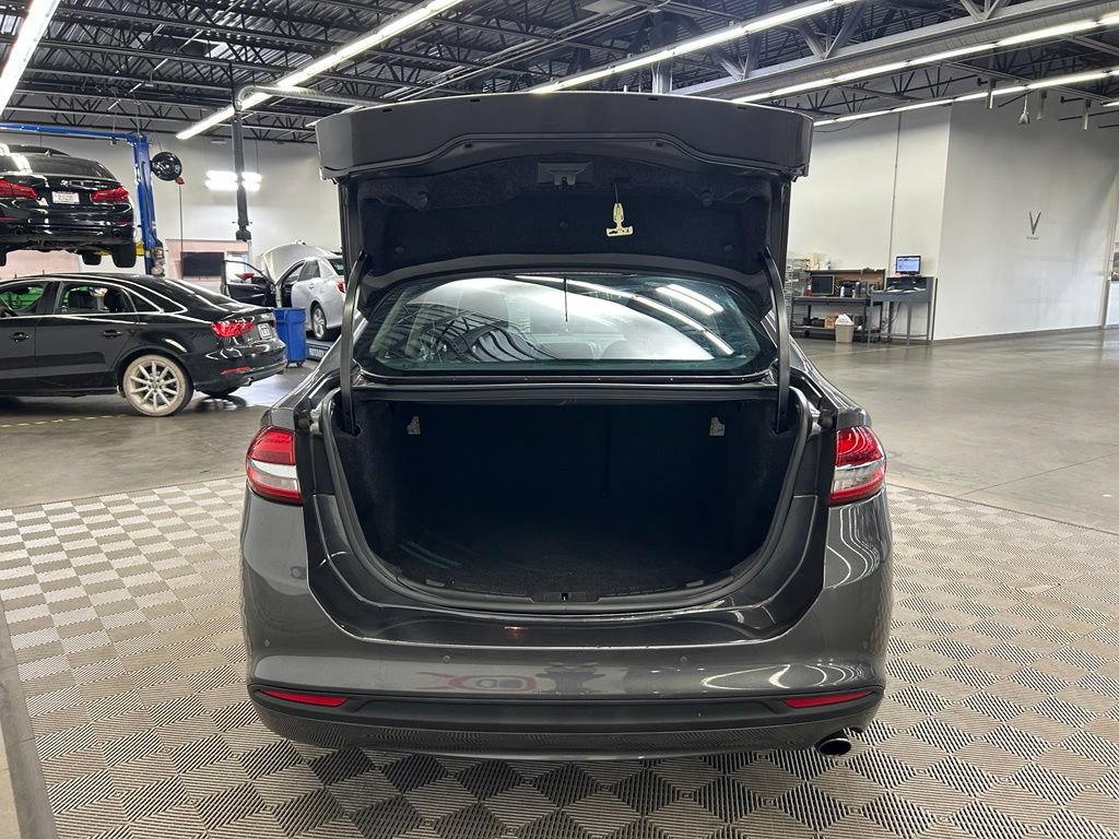 Used 2018 Ford Fusion SE FWD image 11