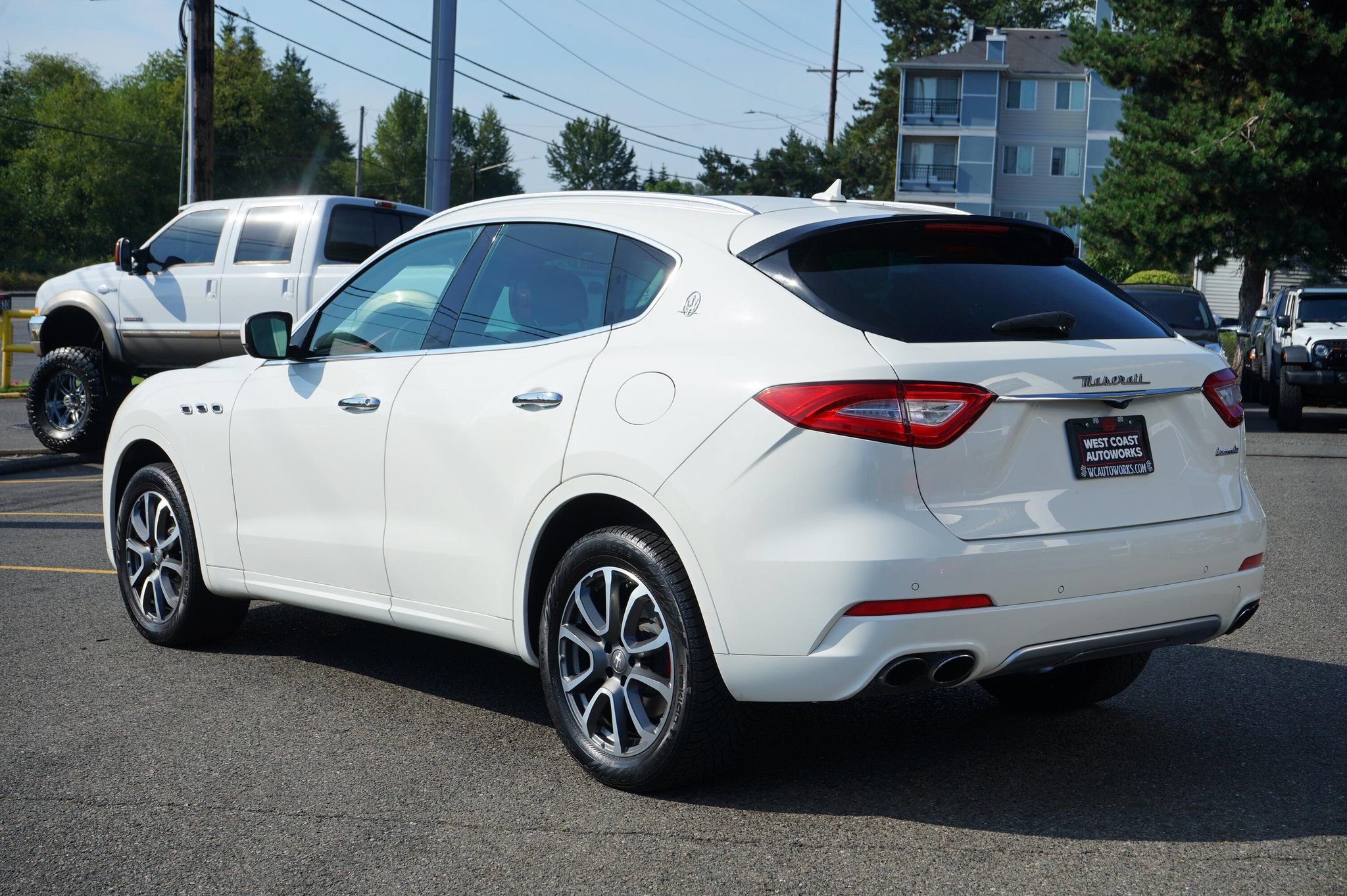 Used 2017 Maserati Levante w/ Luxury Package AWD/4WD image 4