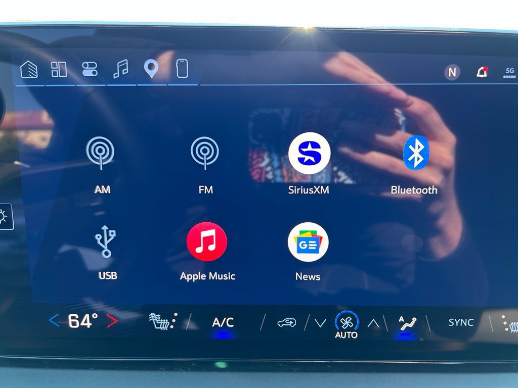 Used 2025 Chevrolet Traverse LT FWD image 26