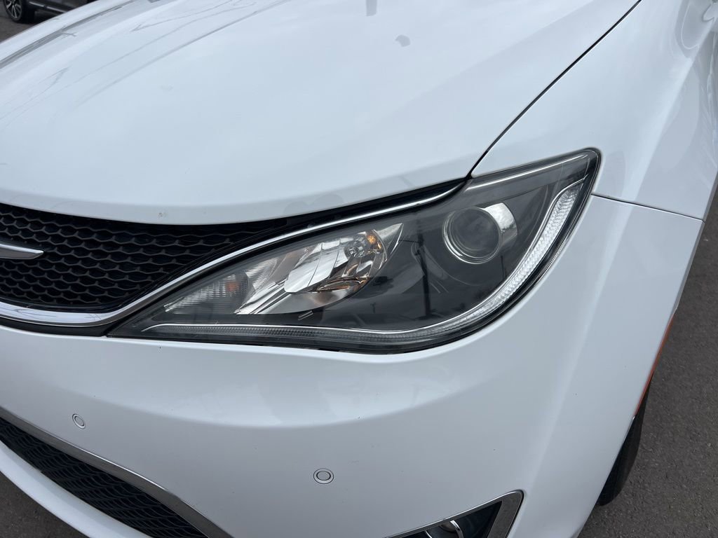 Used 2020 Chrysler Pacifica Touring-L image 10