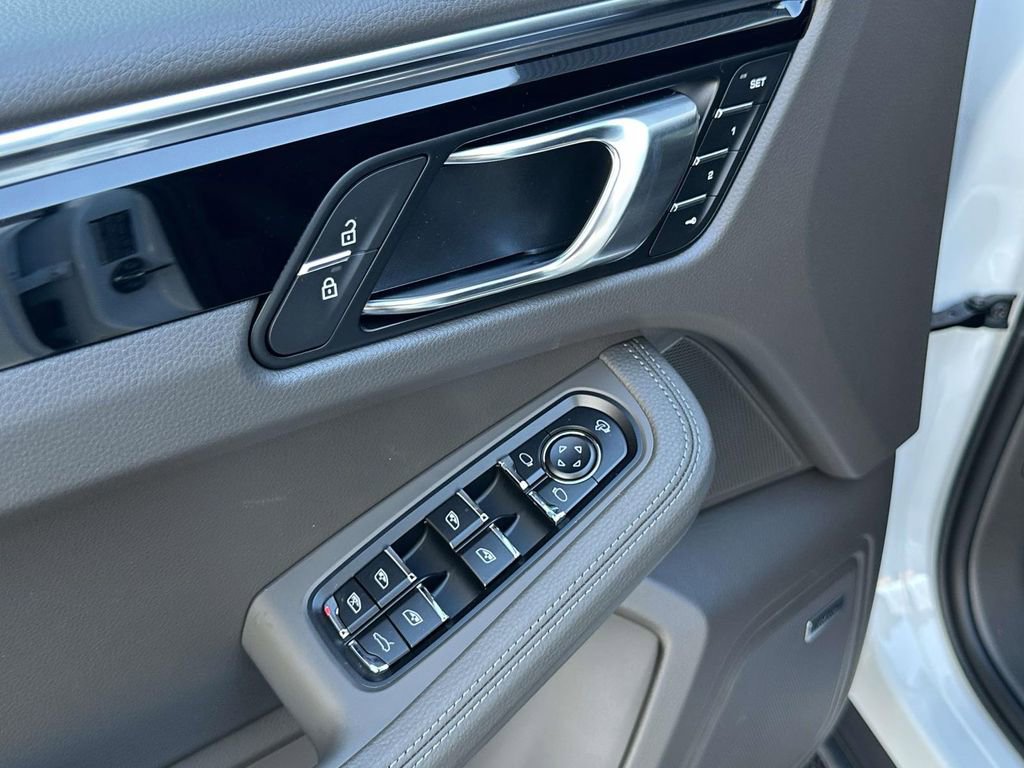 New 2026 Porsche Macan image 18