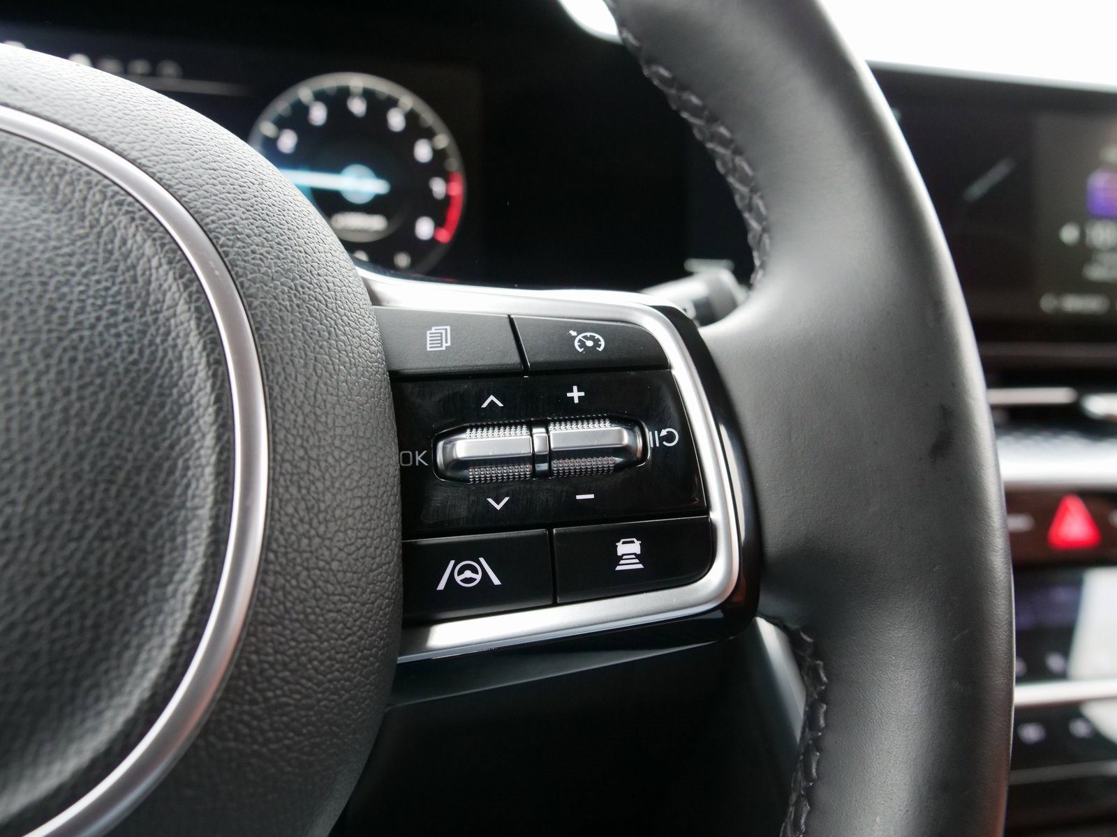 Used 2022 Kia Carnival SX Prestige image 25