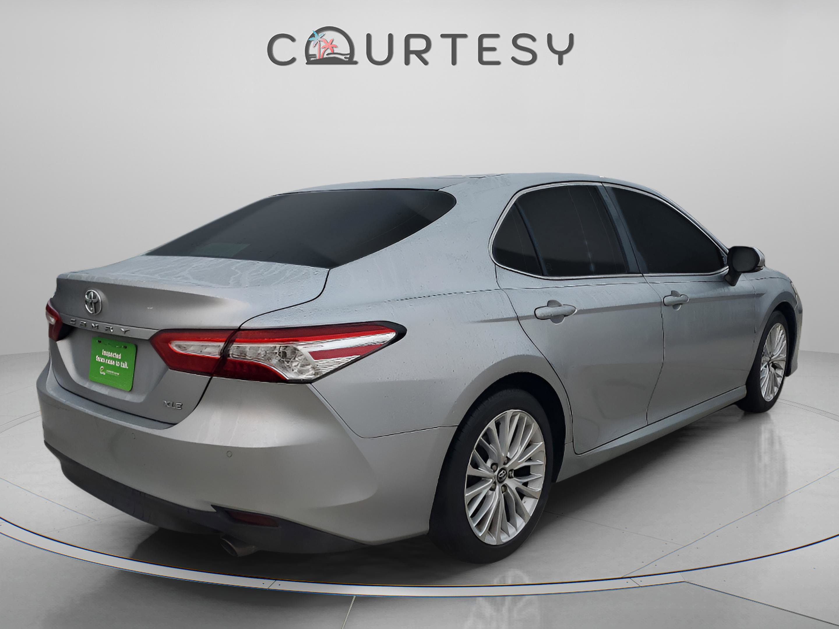 Used 2018 Toyota Camry XLE image 3