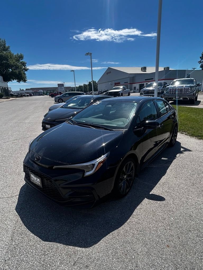 Used 2025 Toyota Corolla SE FWD image 3