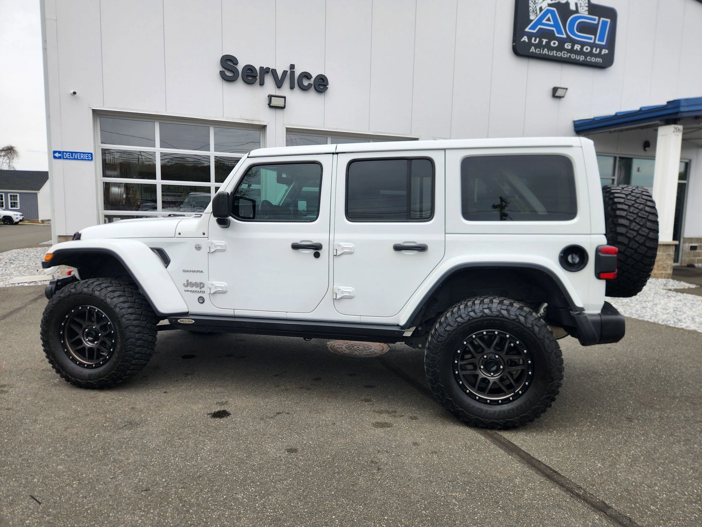 Used 2018 Jeep Wrangler Unlimited Sahara w/ Dual Top Group AWD/4WD image 10