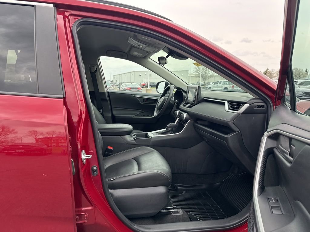 Used 2020 Toyota RAV4 LE w/ All Weather Liner Package AWD/4WD image 40
