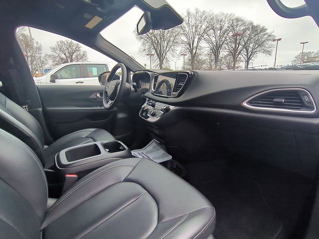 Used 2025 Chrysler Pacifica Select image 32