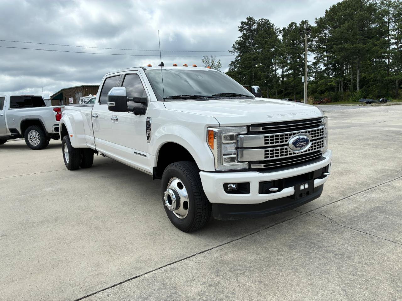 Used 2019 Ford F350 Platinum w/ Platinum Ultimate Package AWD/4WD image 4