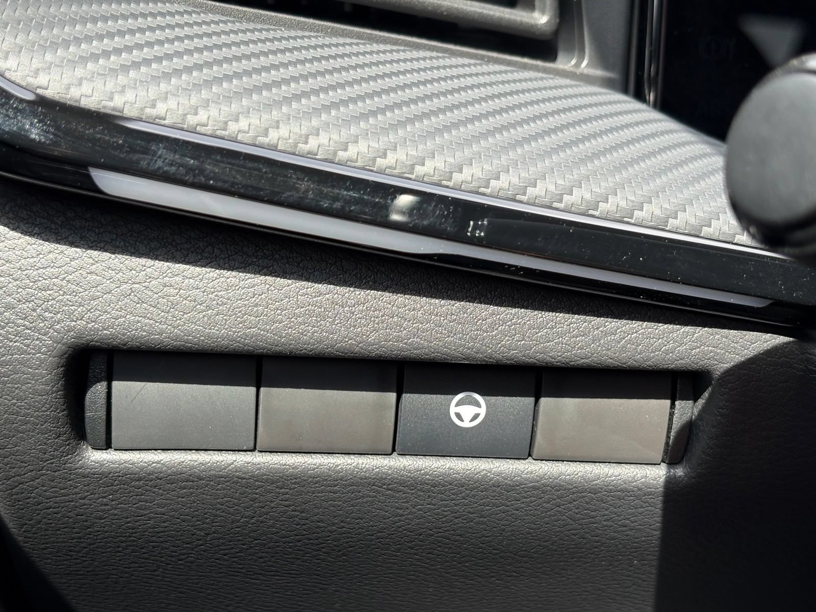 Used 2025 Nissan Kicks SR AWD/4WD image 17