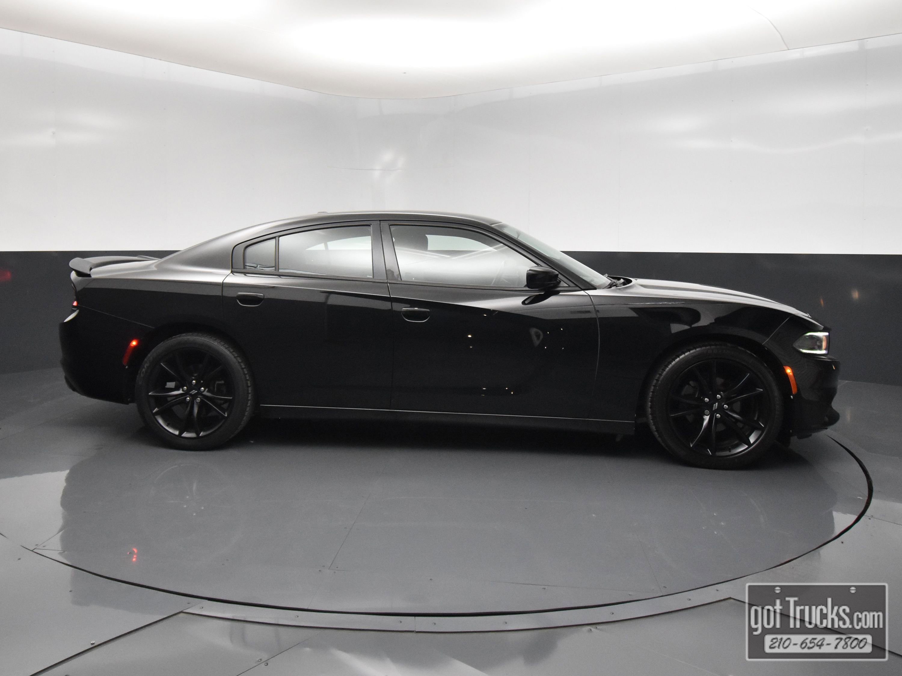 Used 2018 Dodge Charger SXT w/ Blacktop Package RWD image 48