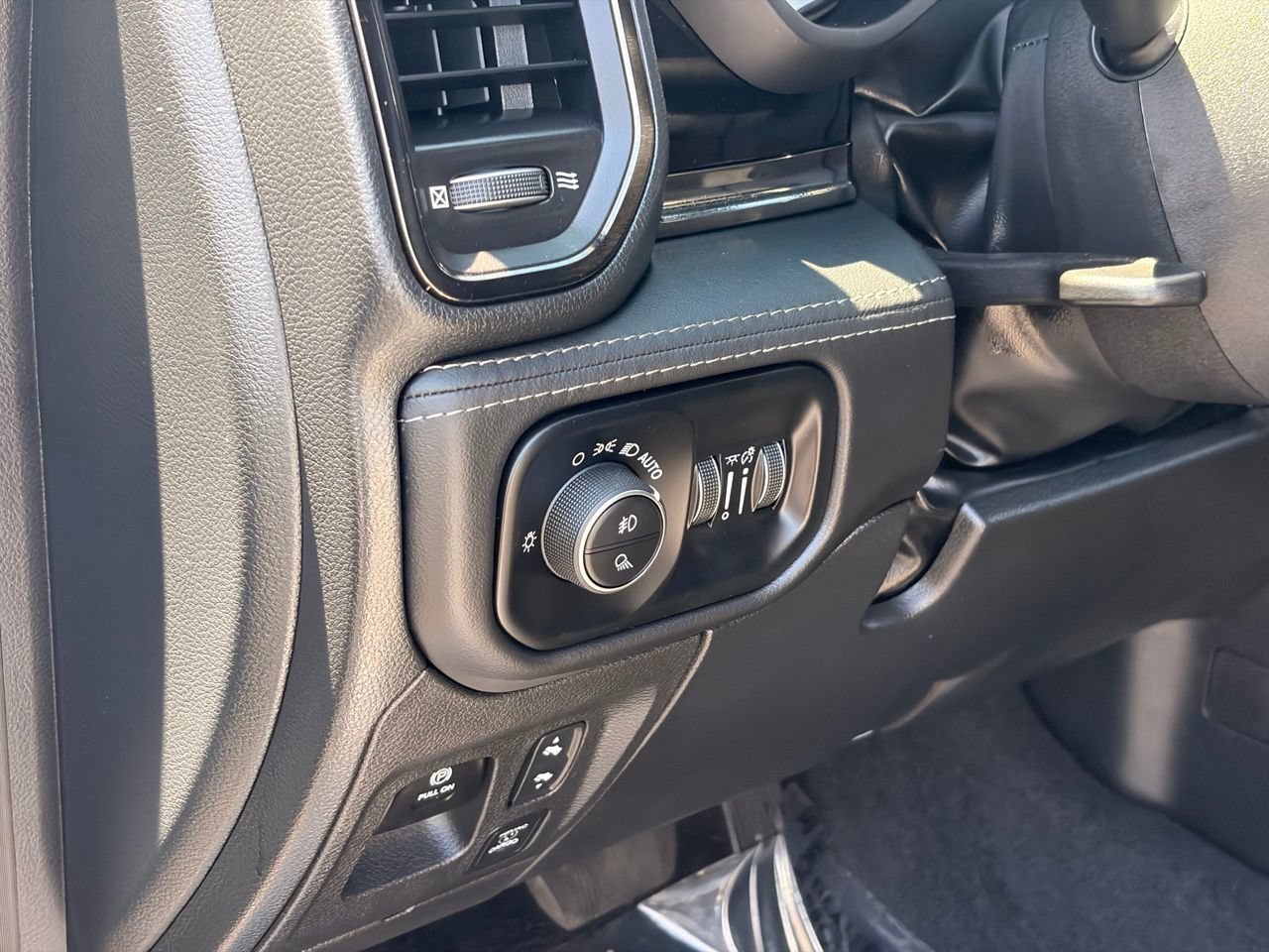 Used 2025 RAM 1500 Limited AWD/4WD image 21