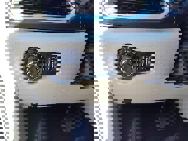 Used 2023 Chrysler Voyager LX image 14