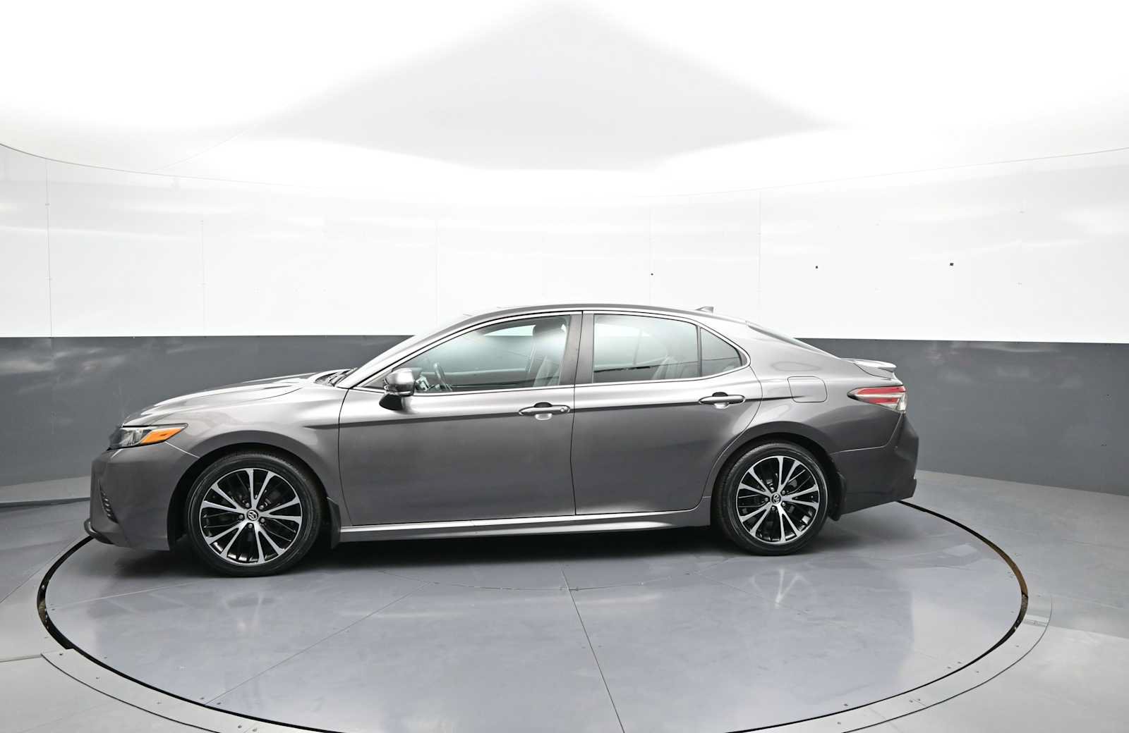 Used 2020 Toyota Camry SE w/ Convenience Package FWD image 8