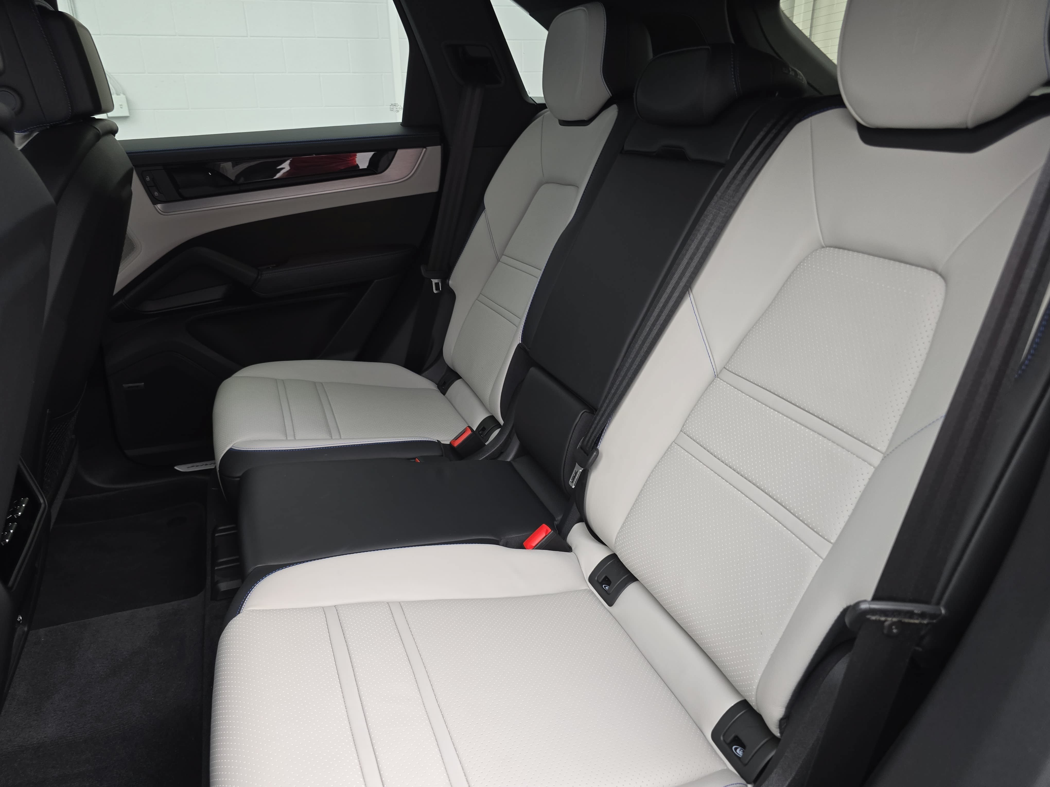 Certified 2026 Porsche Cayenne E-Hybrid AWD/4WD image 16