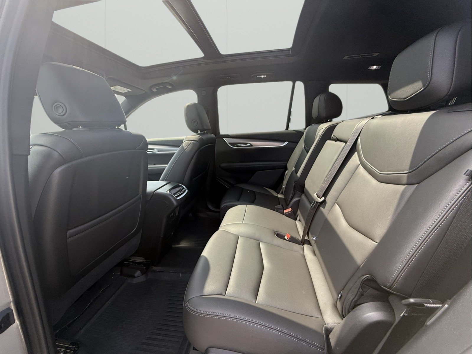 Used 2025 Cadillac XT6 Luxury w/ LPO, Floor Liner Package AWD/4WD image 28