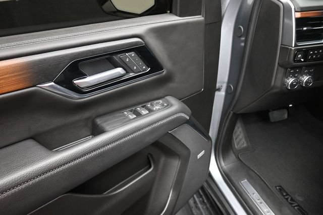 Used 2025 GMC Yukon XL Denali AWD/4WD image 8