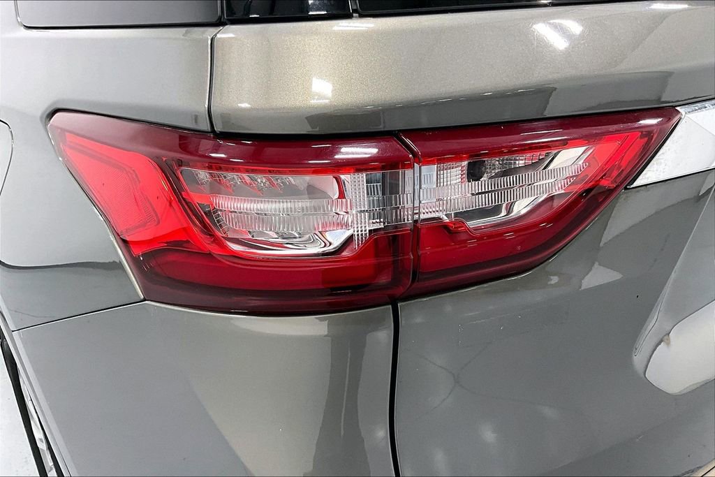 Used 2018 Chevrolet Traverse Premier w/ Driver Confidence II Package FWD image 39