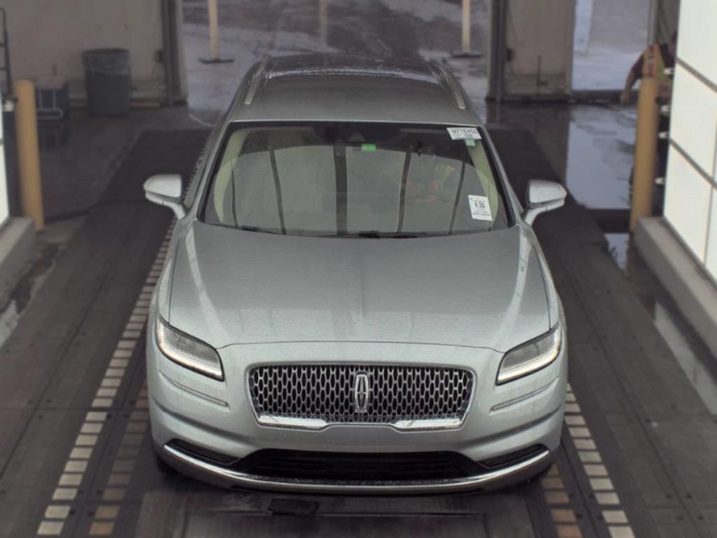Used 2023 Lincoln Nautilus AWD image 3