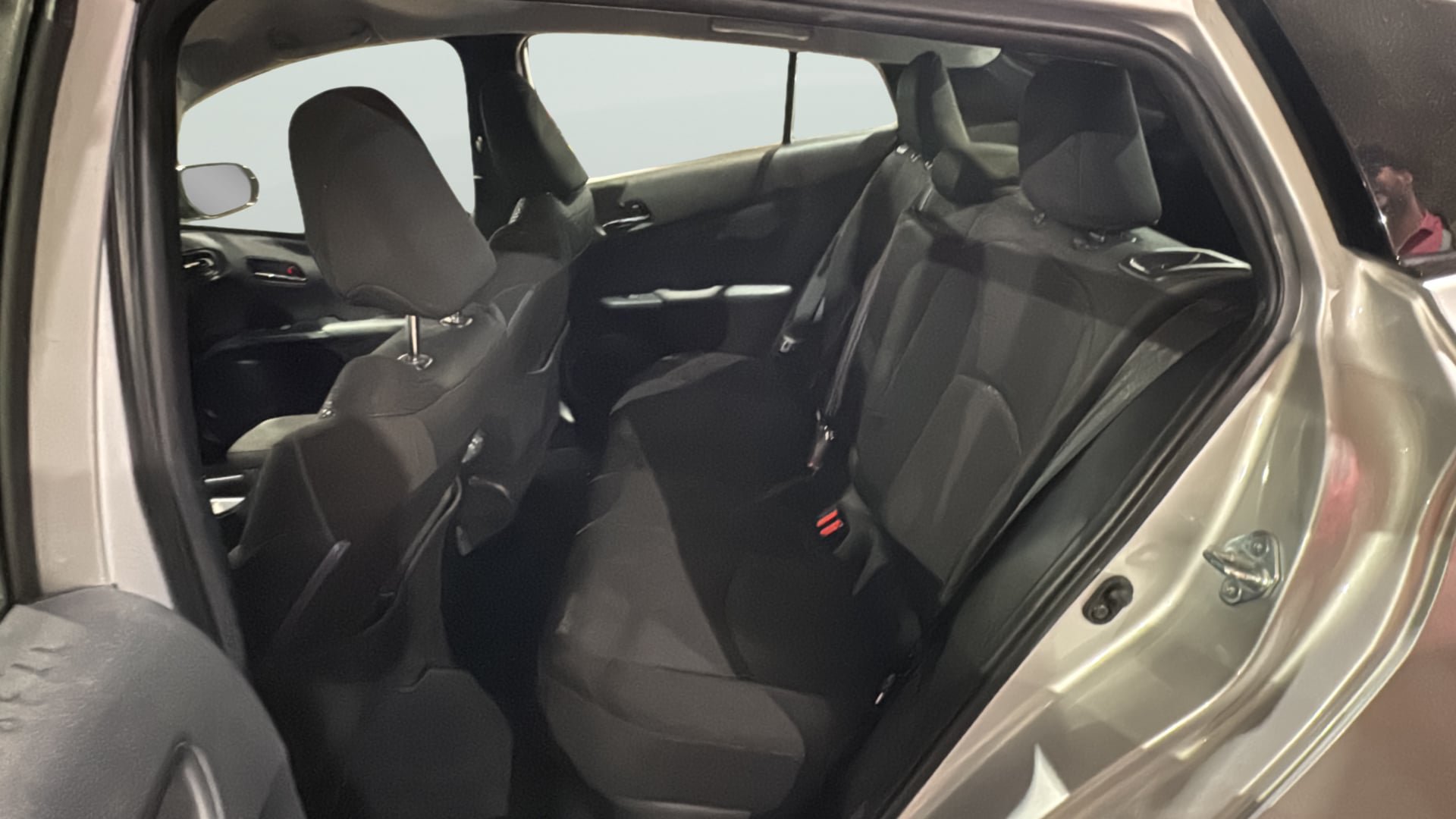 Used 2019 Toyota Prius LE w/ Preferred Accessory Package FWD image 33