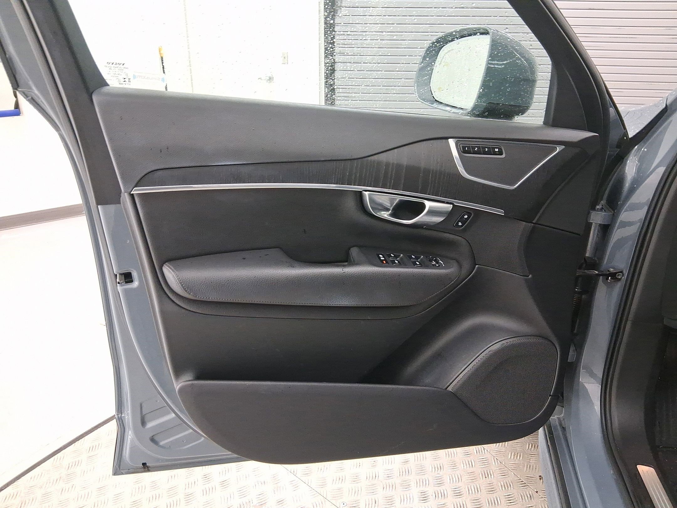 Used 2020 Volvo XC90 T6 Momentum w/ Protection Package image 21