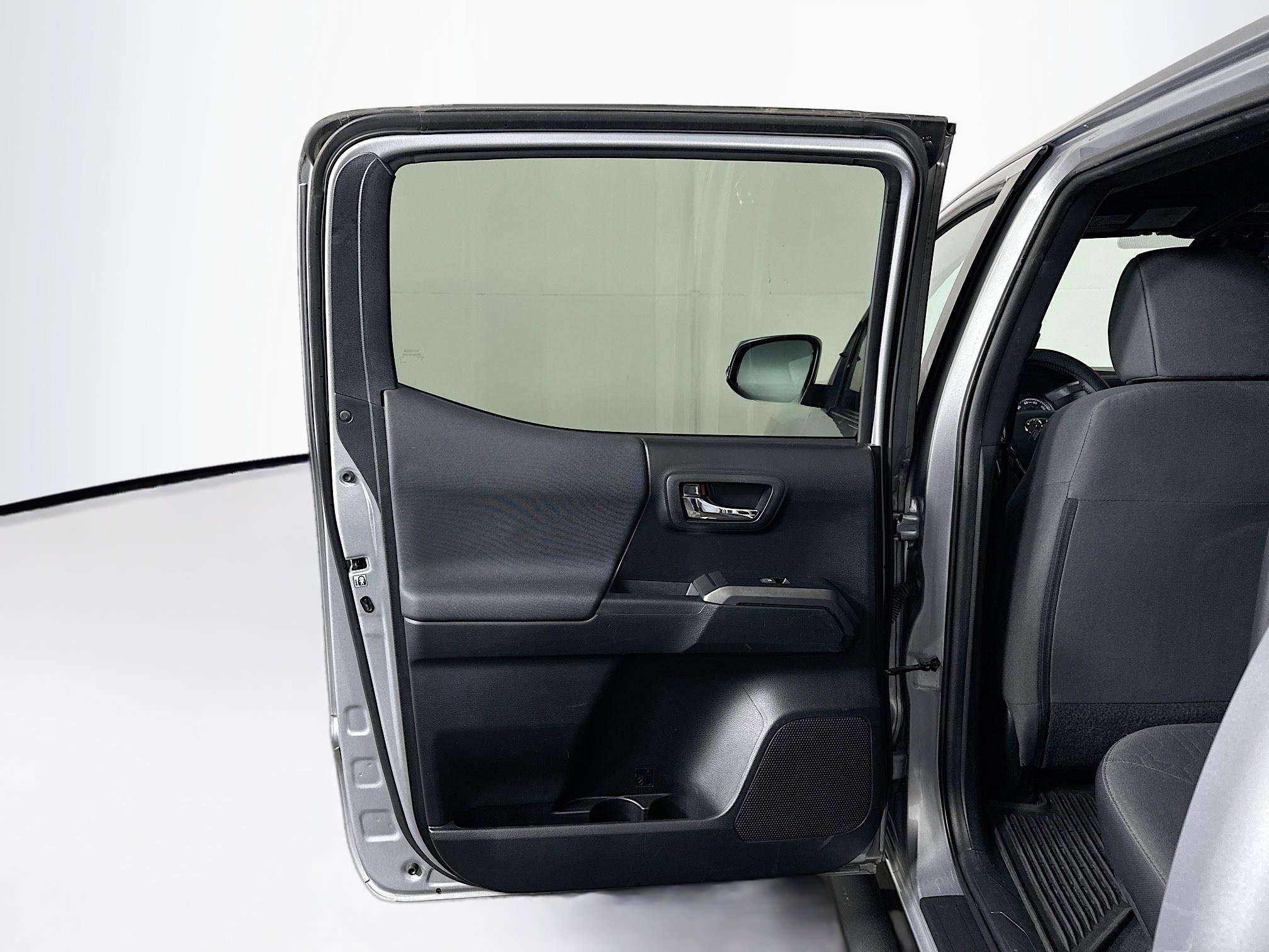 Used 2019 Toyota Tacoma TRD Off-Road w/ Four Season Floor Mat Package image 25