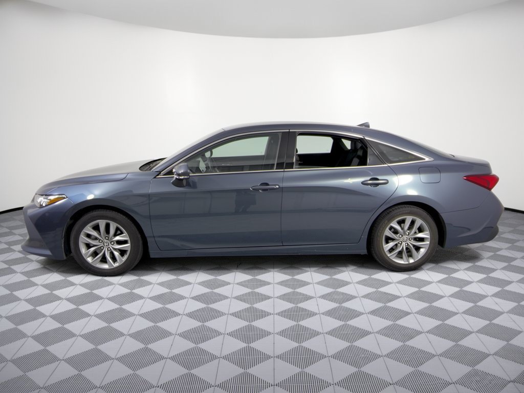 Used 2022 Toyota Avalon XLE FWD image 2