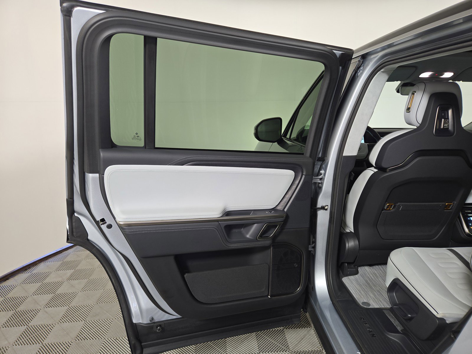 Used 2024 Rivian R1S Adventure AWD/4WD image 17