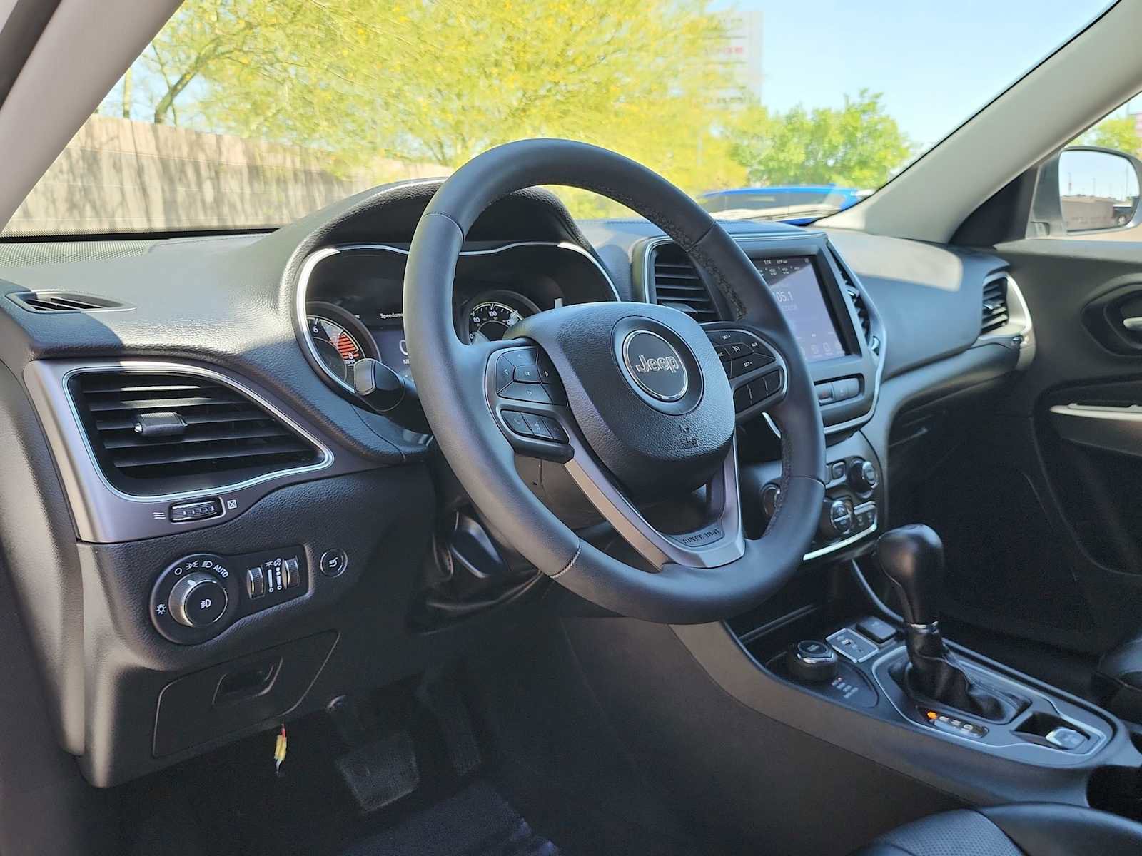 Used 2022 Jeep Cherokee Latitude Lux AWD/4WD image 2