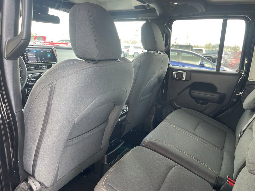 Used 2024 Jeep Wrangler Unlimited w/ Convenience Group image 18