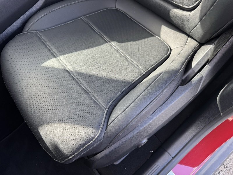 Used 2025 Mercedes-Benz GLC 350e 4MATIC image 23