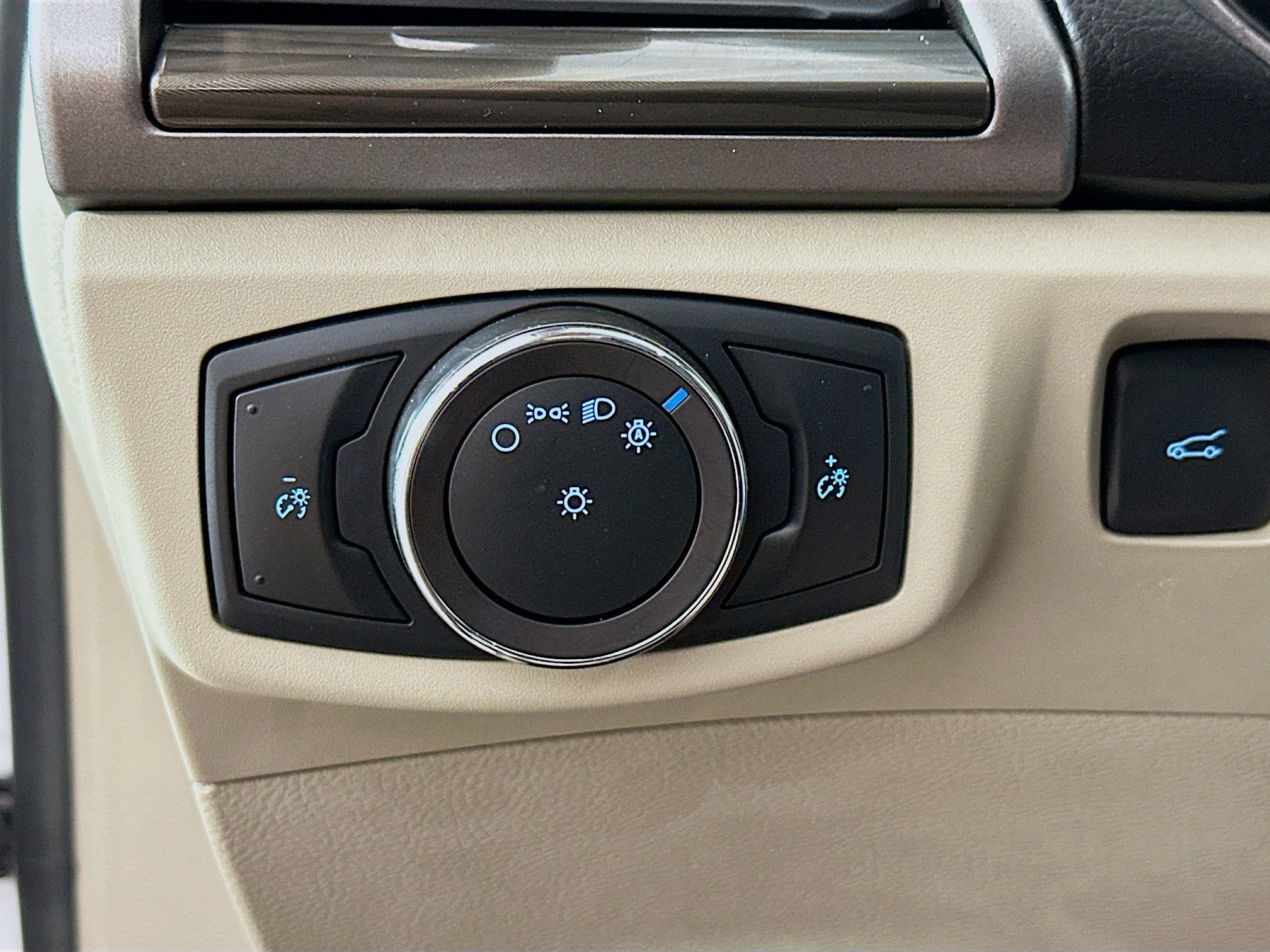 Used 2019 Ford Fusion SEL image 17