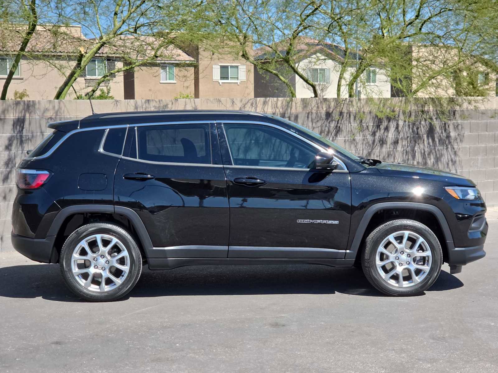 Used 2024 Jeep Compass Latitude image 10