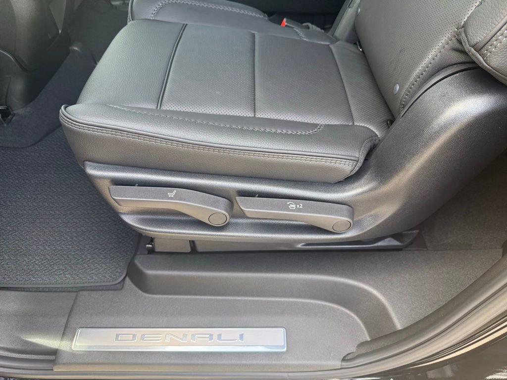 Used 2025 GMC Yukon XL Denali w/ Sun & Power Step Package image 17