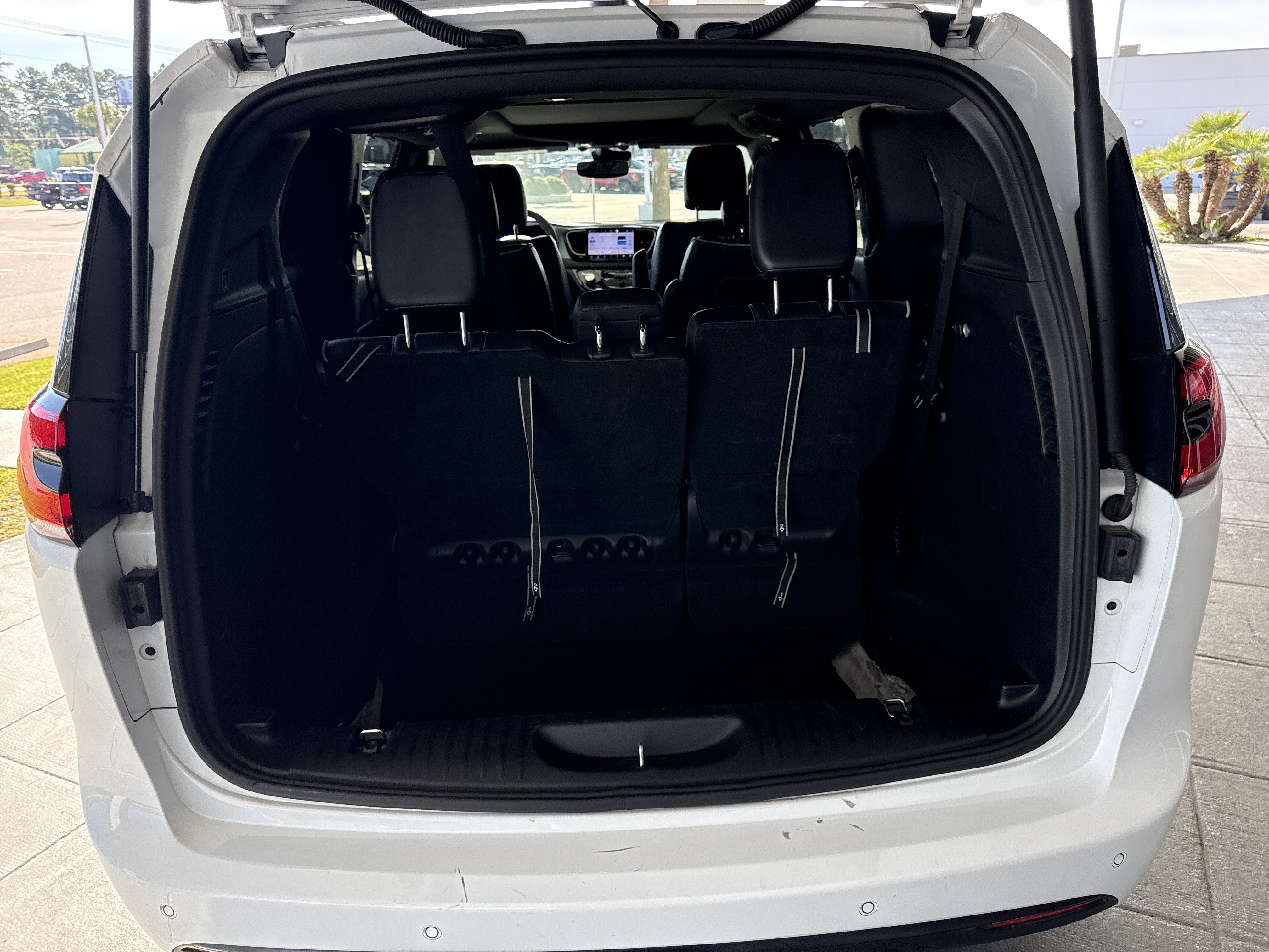 Used 2025 Chrysler Pacifica Limited FWD image 32