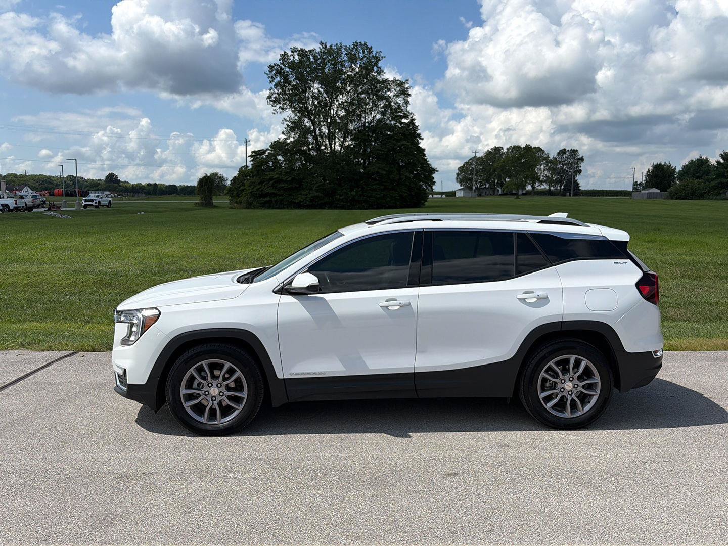 Used 2022 GMC Terrain SLT w/ Infotainment Package II FWD image 2