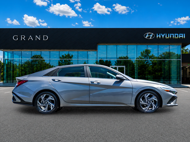 Used 2025 Hyundai Elantra Limited FWD image 7