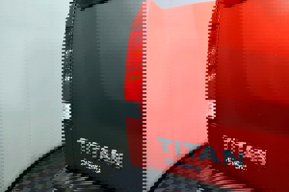 Used 2015 Nissan Titan SV image 16