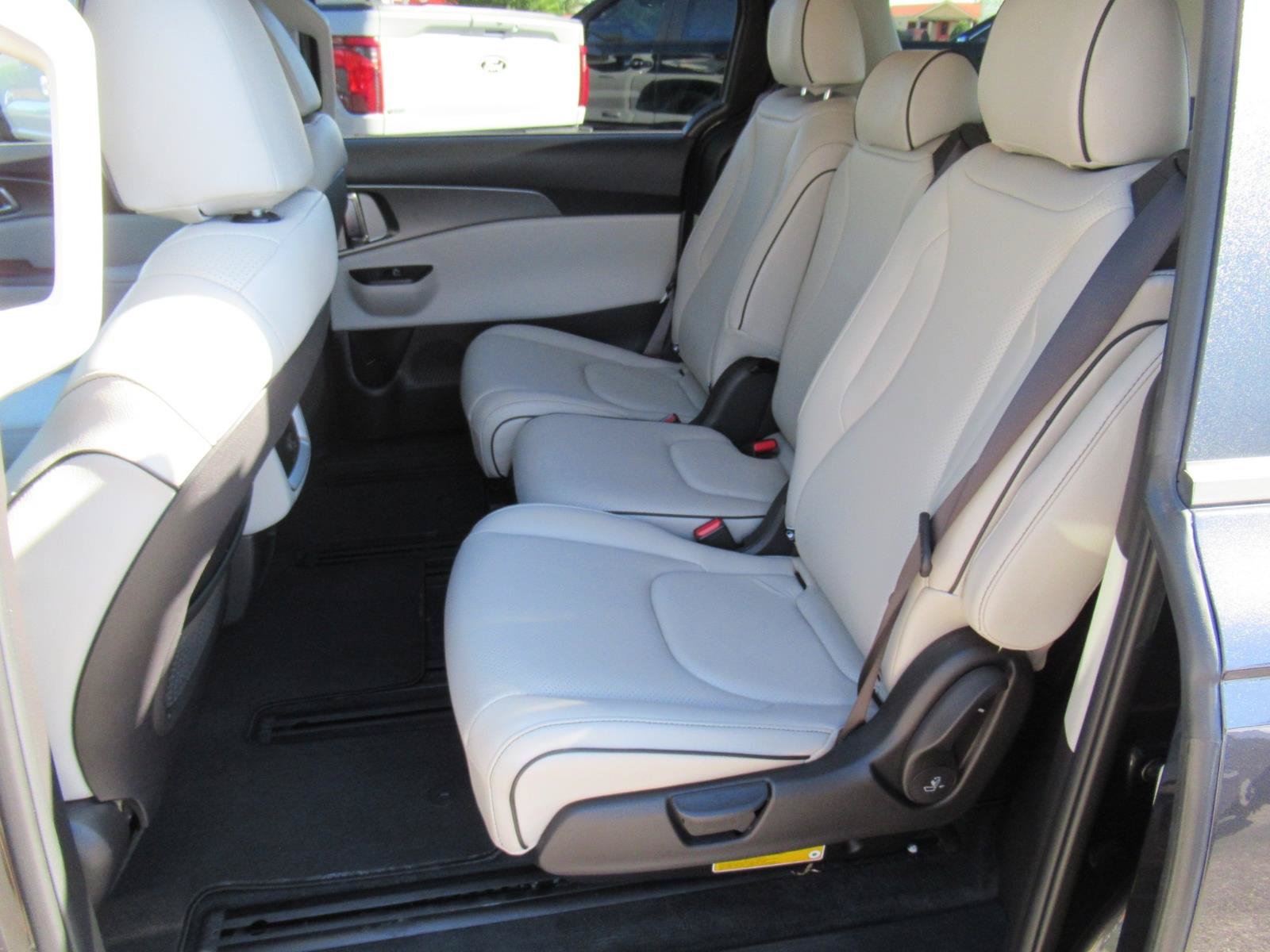 Used 2022 Kia Carnival LX FWD image 20
