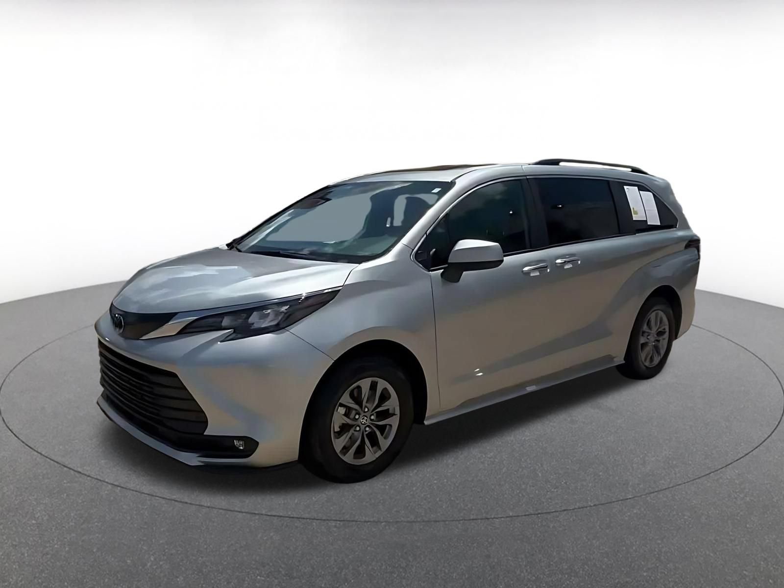 Used 2025 Toyota Sienna XLE FWD image 7