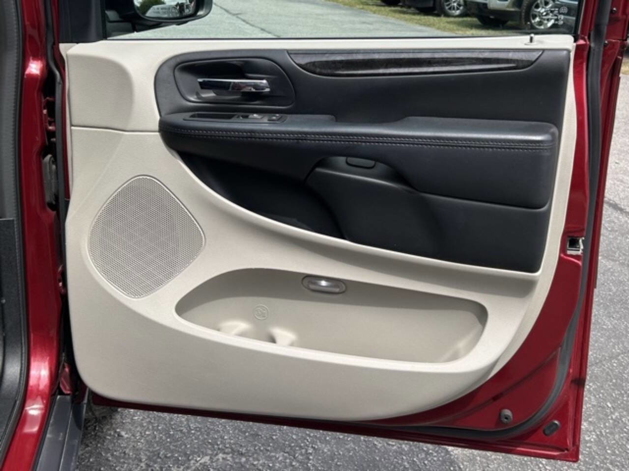 Used 2015 Dodge Grand Caravan American Value Package w/ UConnect Hands-Free Group image 18