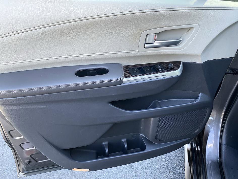 Certified 2024 Toyota Sienna XLE FWD image 2